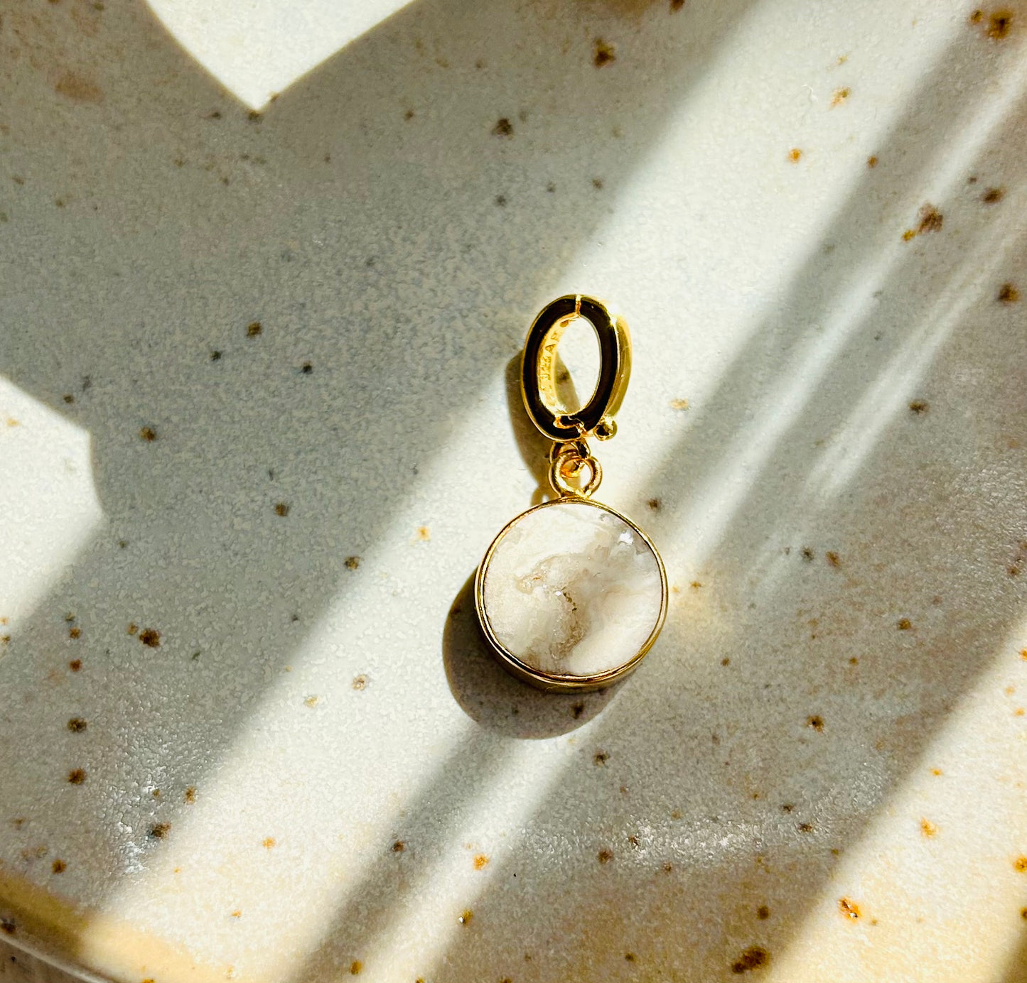 Pendentif en agate druzy blanche | or