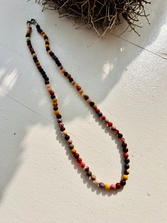 Collier en pierres précieuses Mookaite