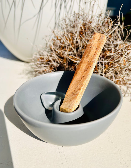 Support en céramique Palo Santo comprenant une pierre roulée Angel Aura et du bois de Palo Santo