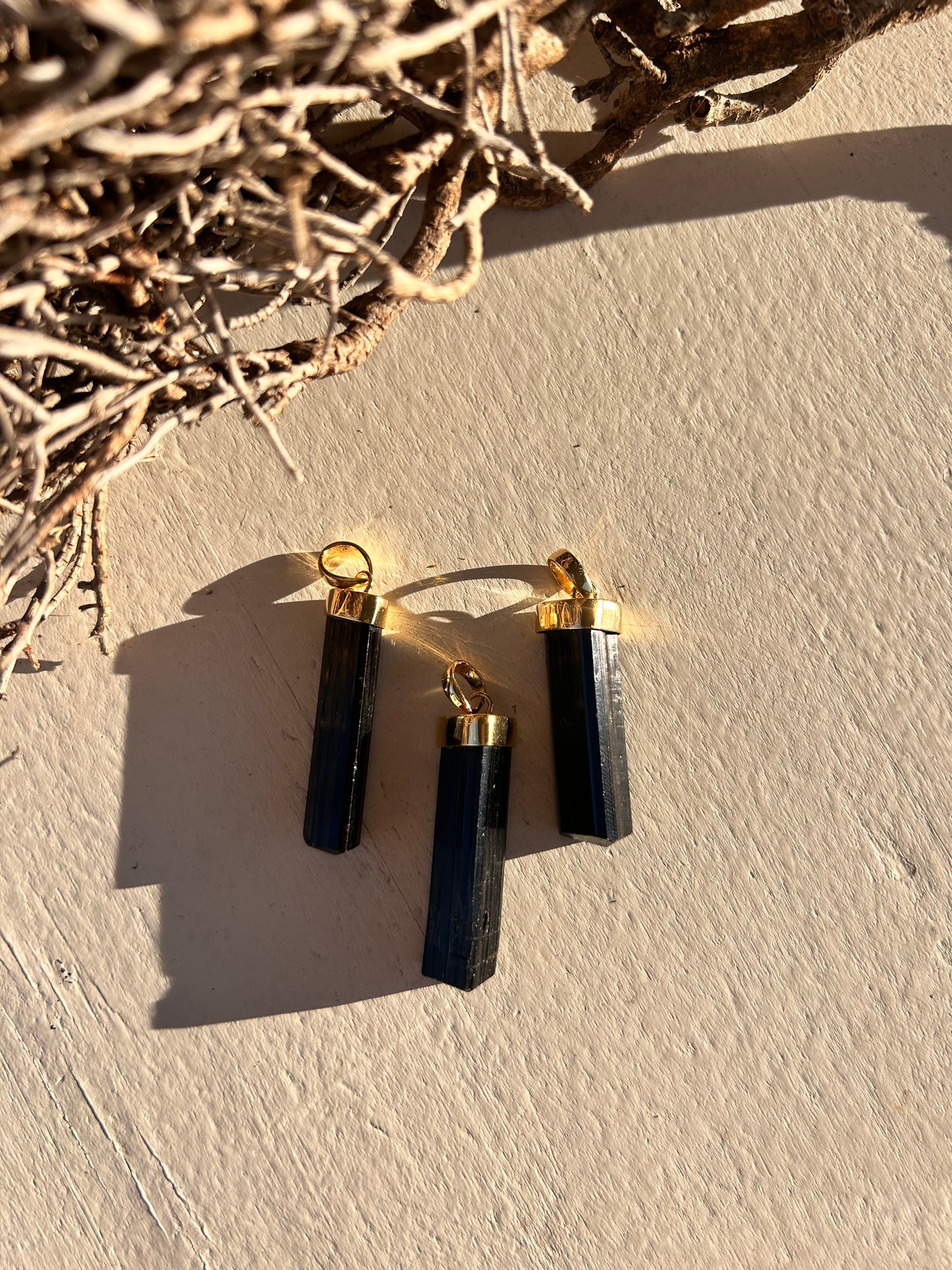 Schorl | Pendentif long en tourmaline noire | Plaqué or