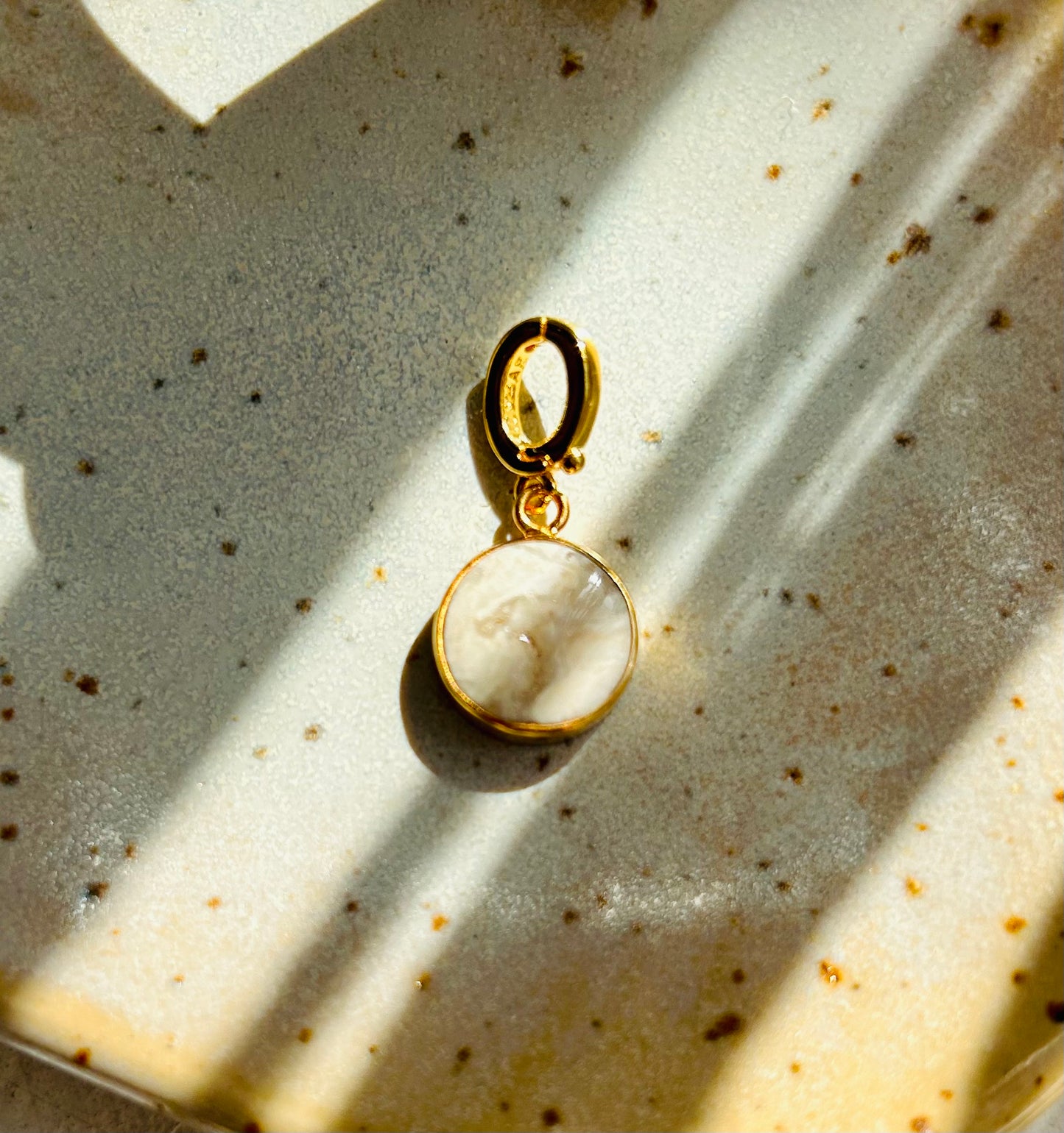 Pendentif en agate druzy blanche | or