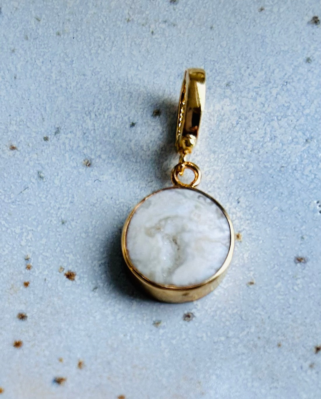 Pendentif en agate druzy blanche | or