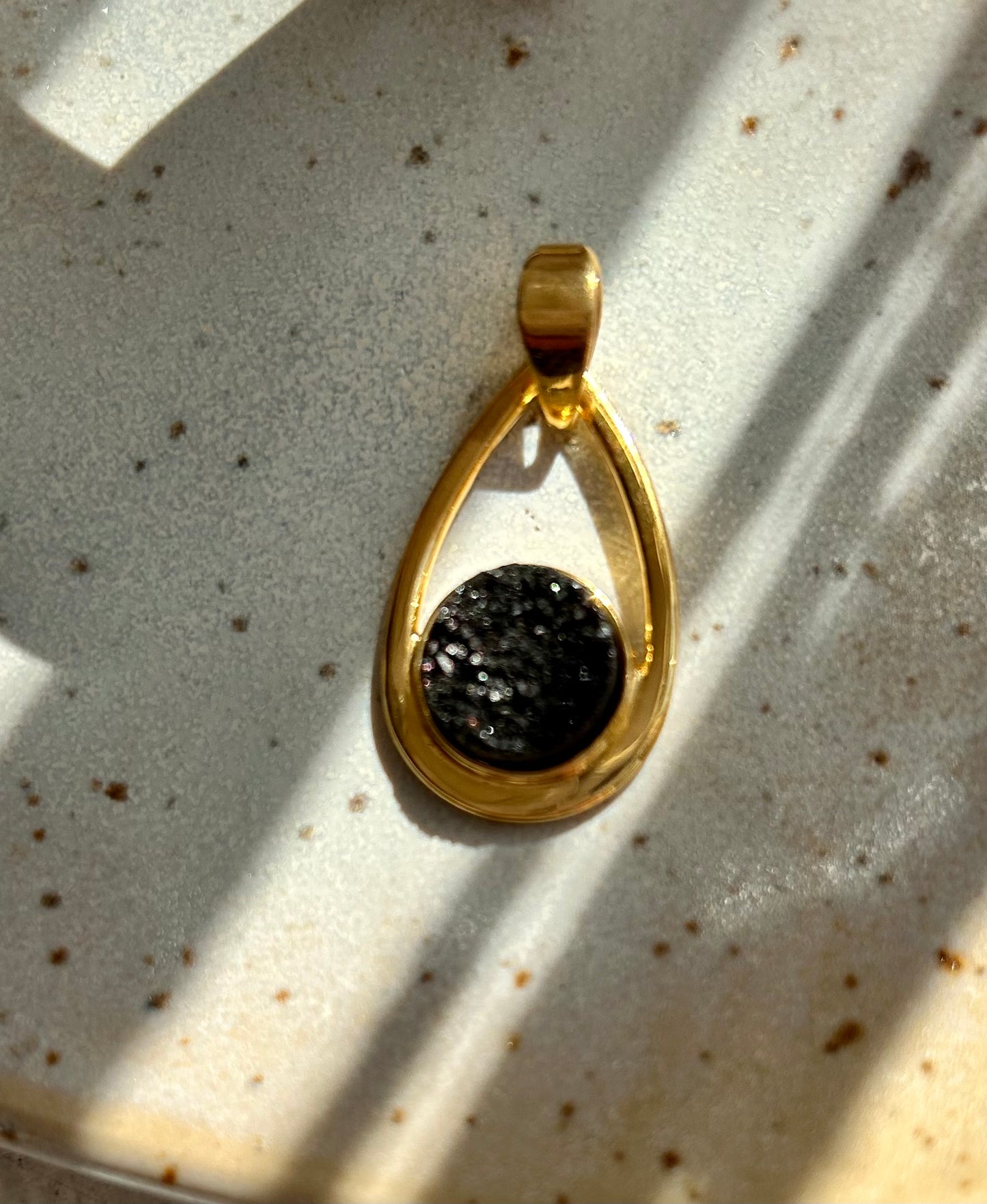 Pendentif en agate druzy noire | or