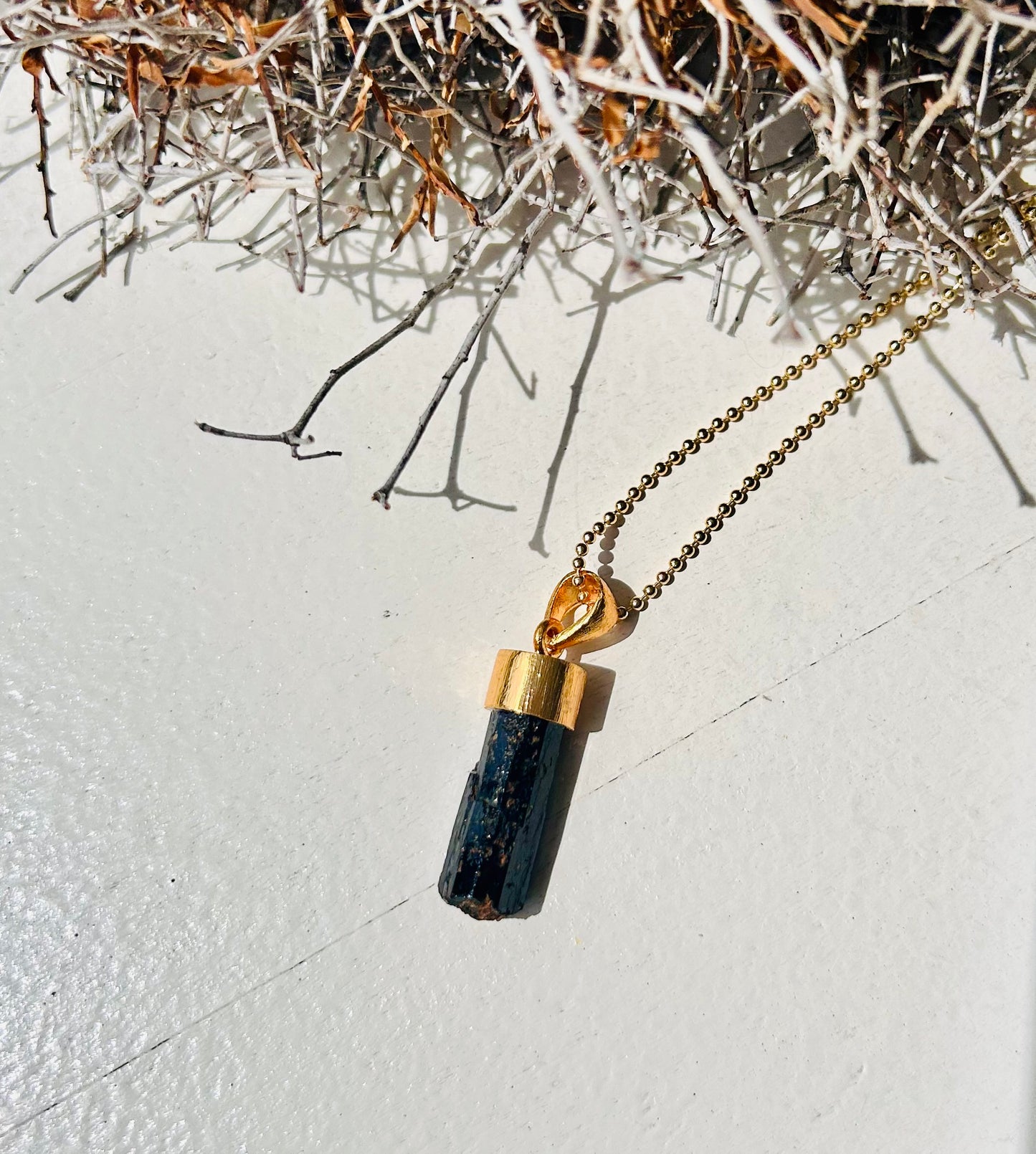 Schorl | Pendentif long en tourmaline noire | Plaqué or