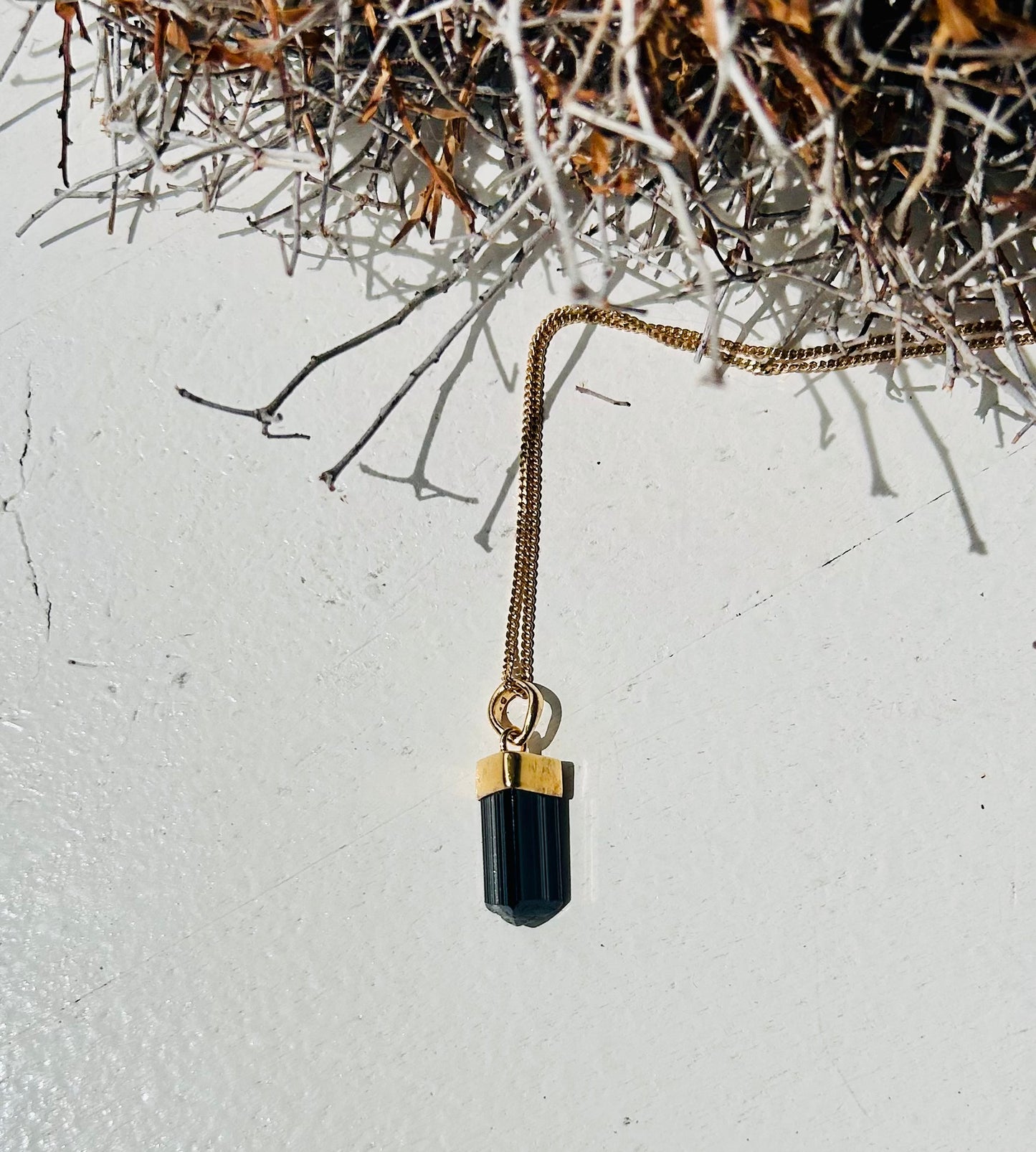 Schorl | Pendentif long en tourmaline noire | Plaqué or