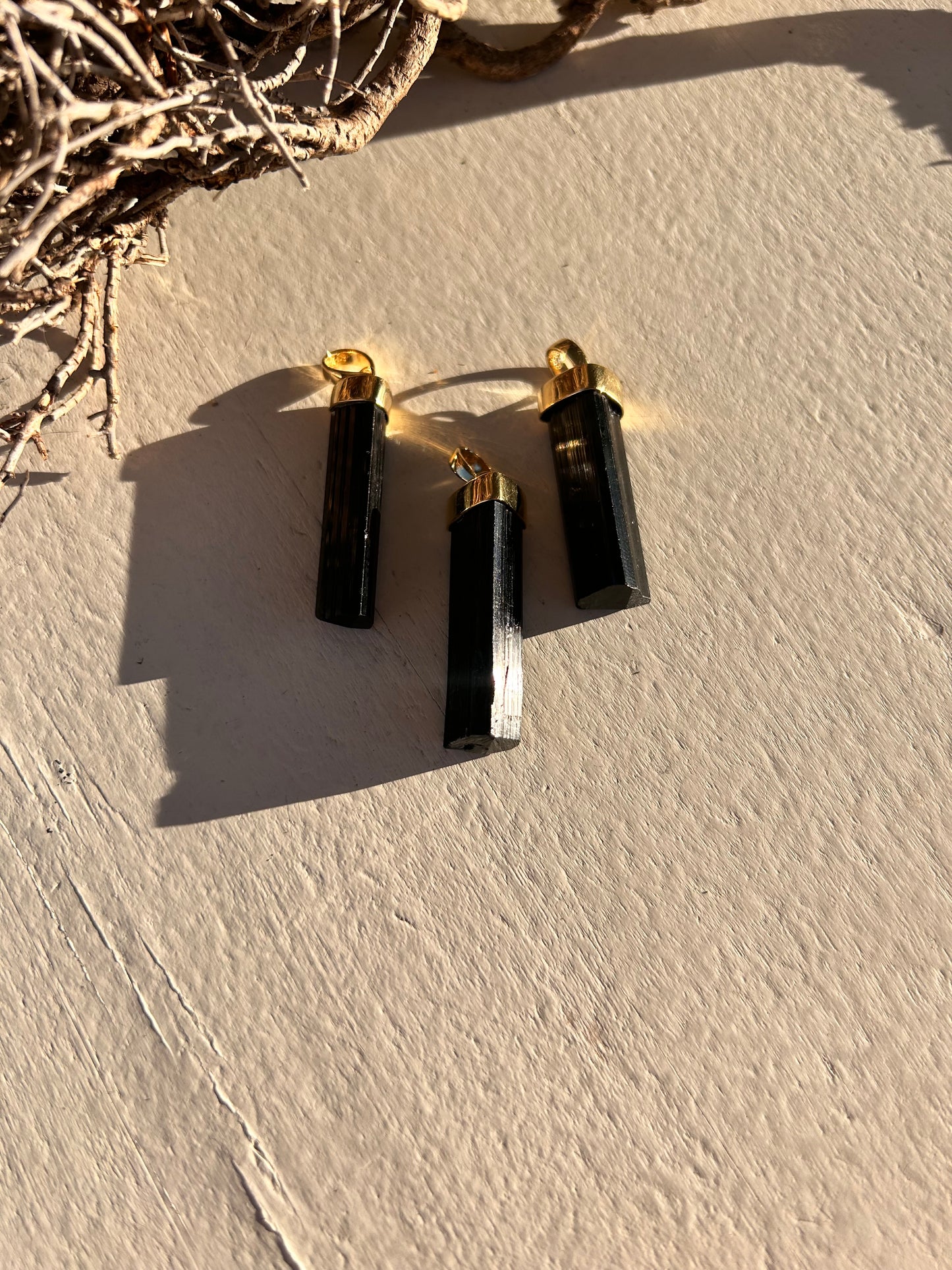 Schorl | Pendentif long en tourmaline noire | Plaqué or