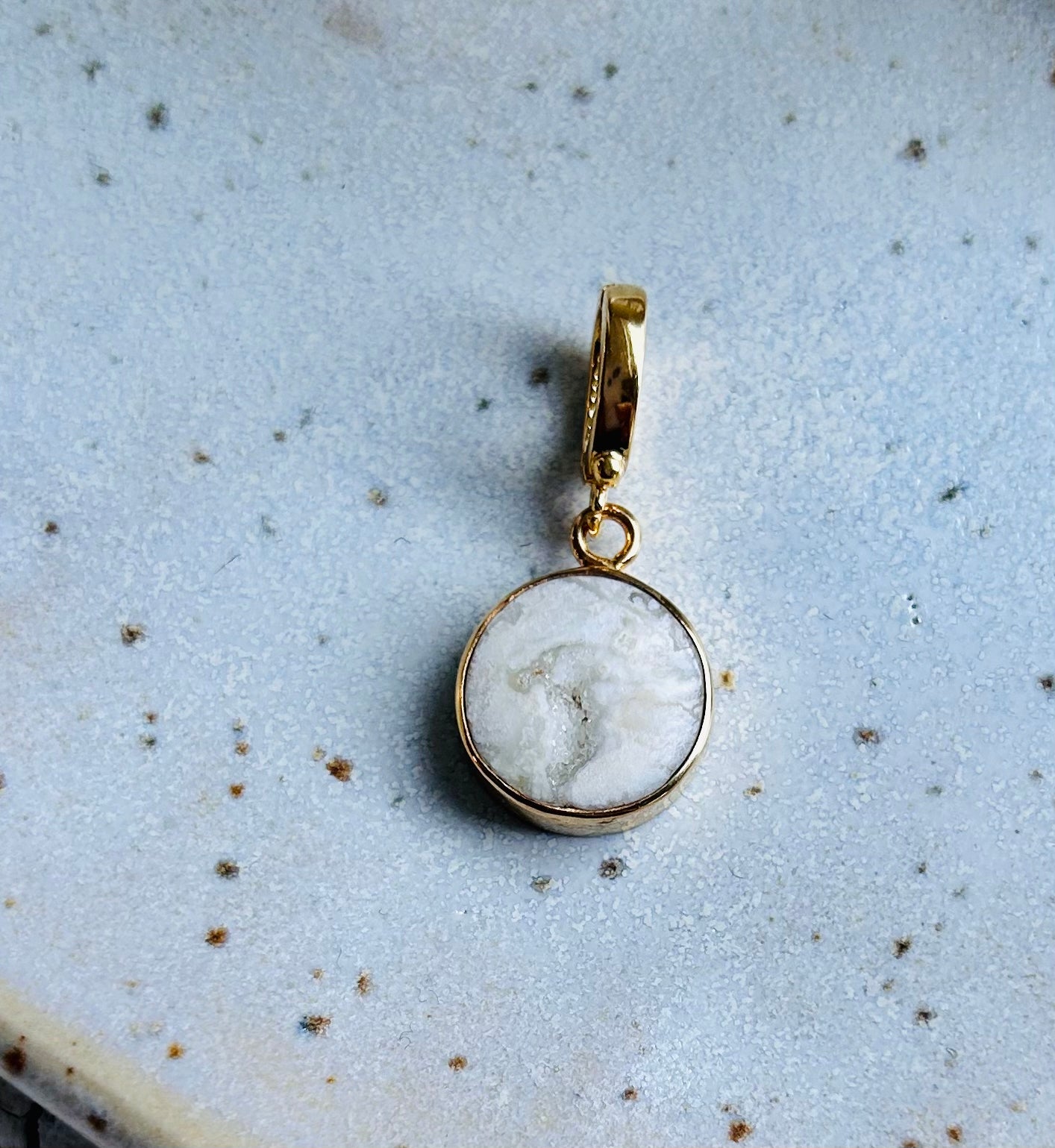Pendentif en agate druzy blanche | or
