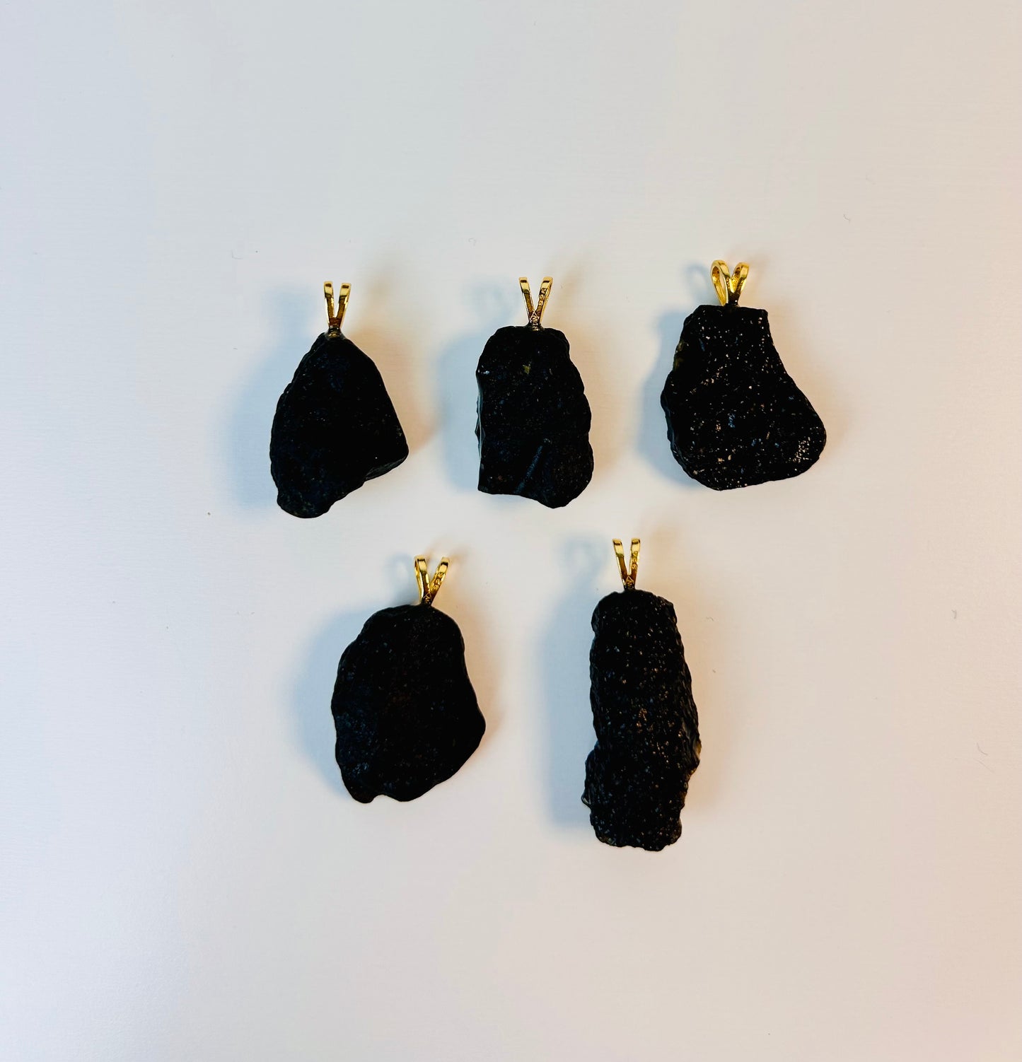 Collier pendentif en tectite avec œillet en argent et plaqué or
