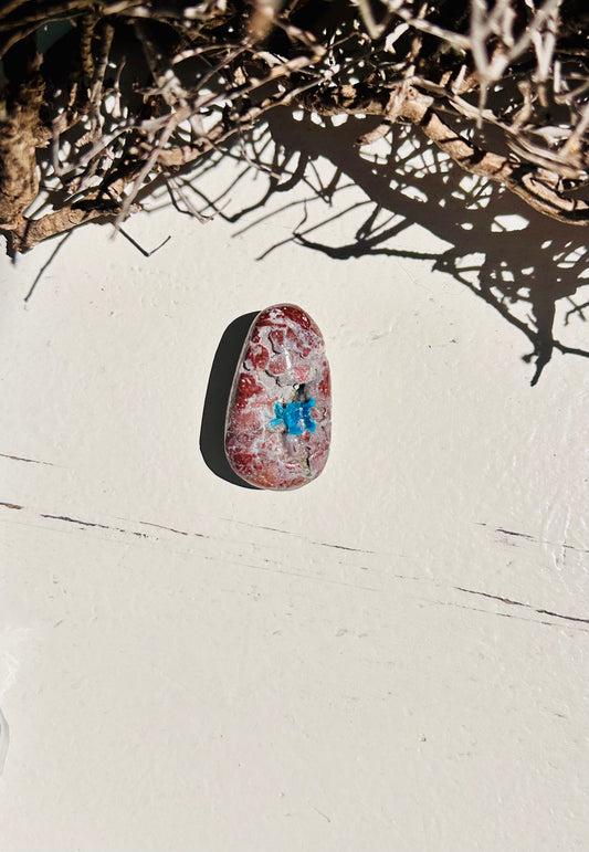 Cavansite dans une pierre roulée de scolécite