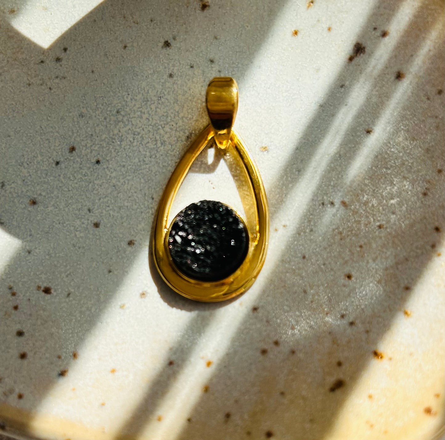 Pendentif en agate druzy noire | or
