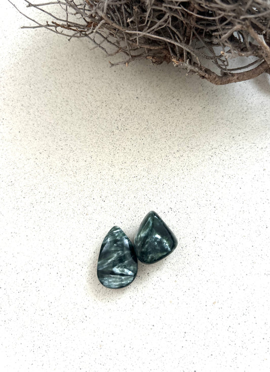 Serafinit Trommelstein gebohrt