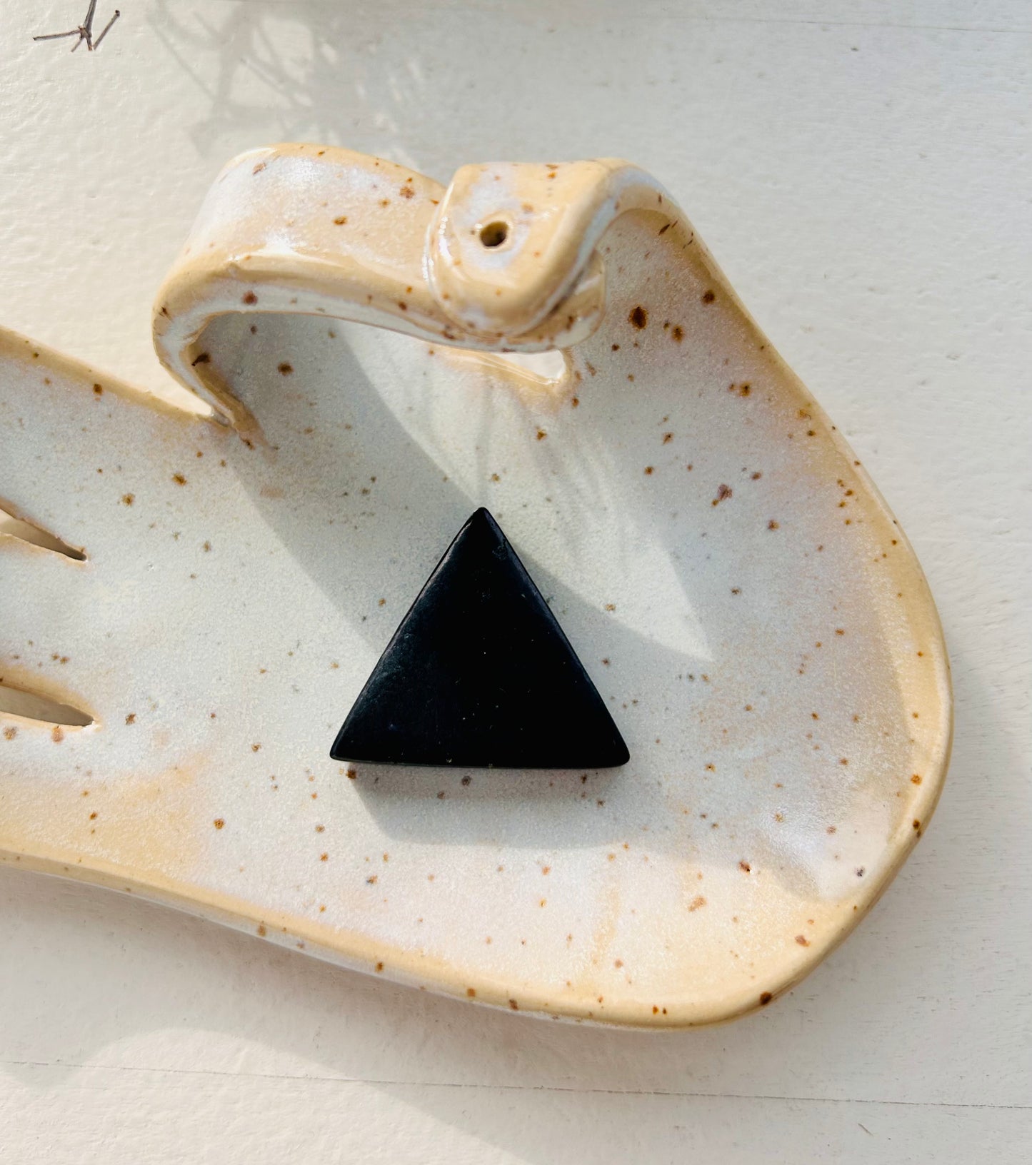 Triangle de shungite percé | Soi supérieur