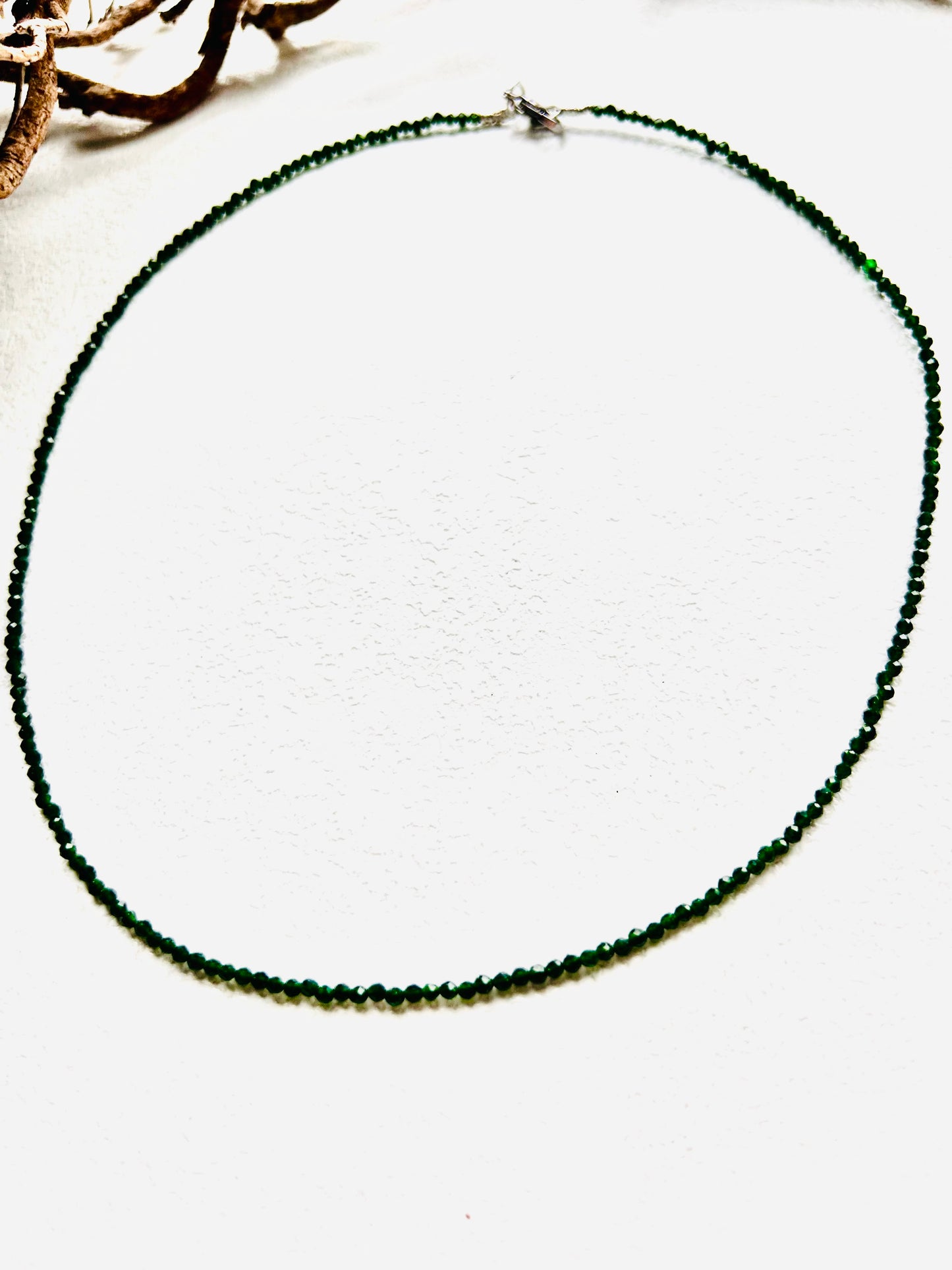Collier en diopside chromé – perles facettées d'environ 2 mm
