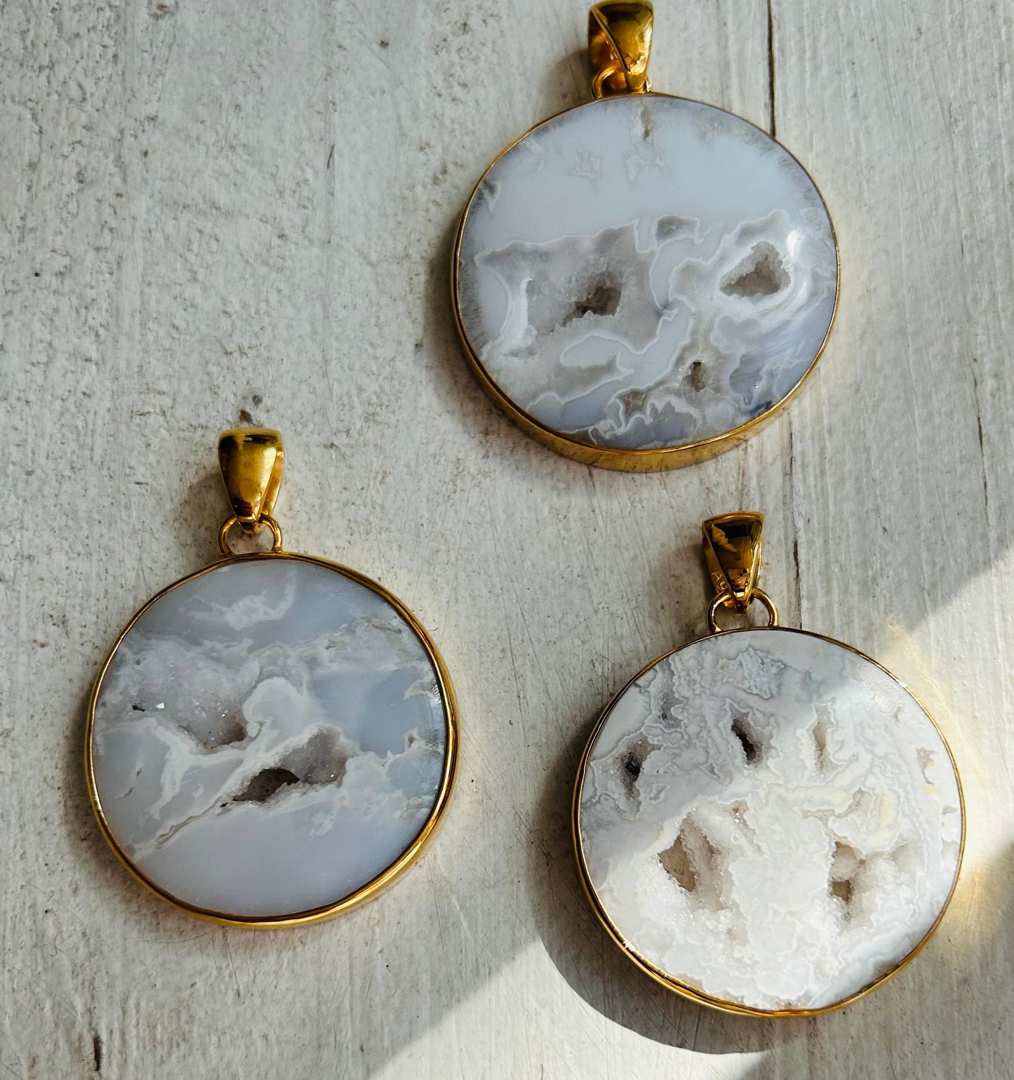 Pendentif en agate druzy blanche | or
