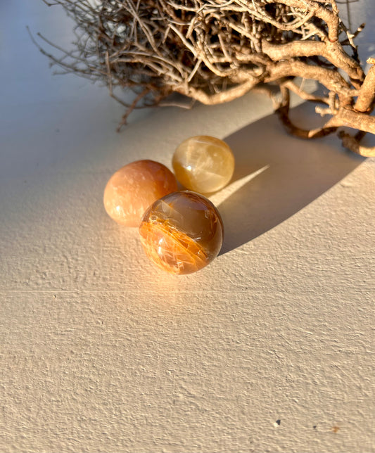 Helle Mondstein Trommelstein Kugeln