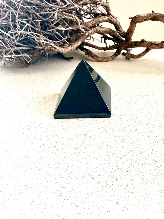 Schungit Pyramide