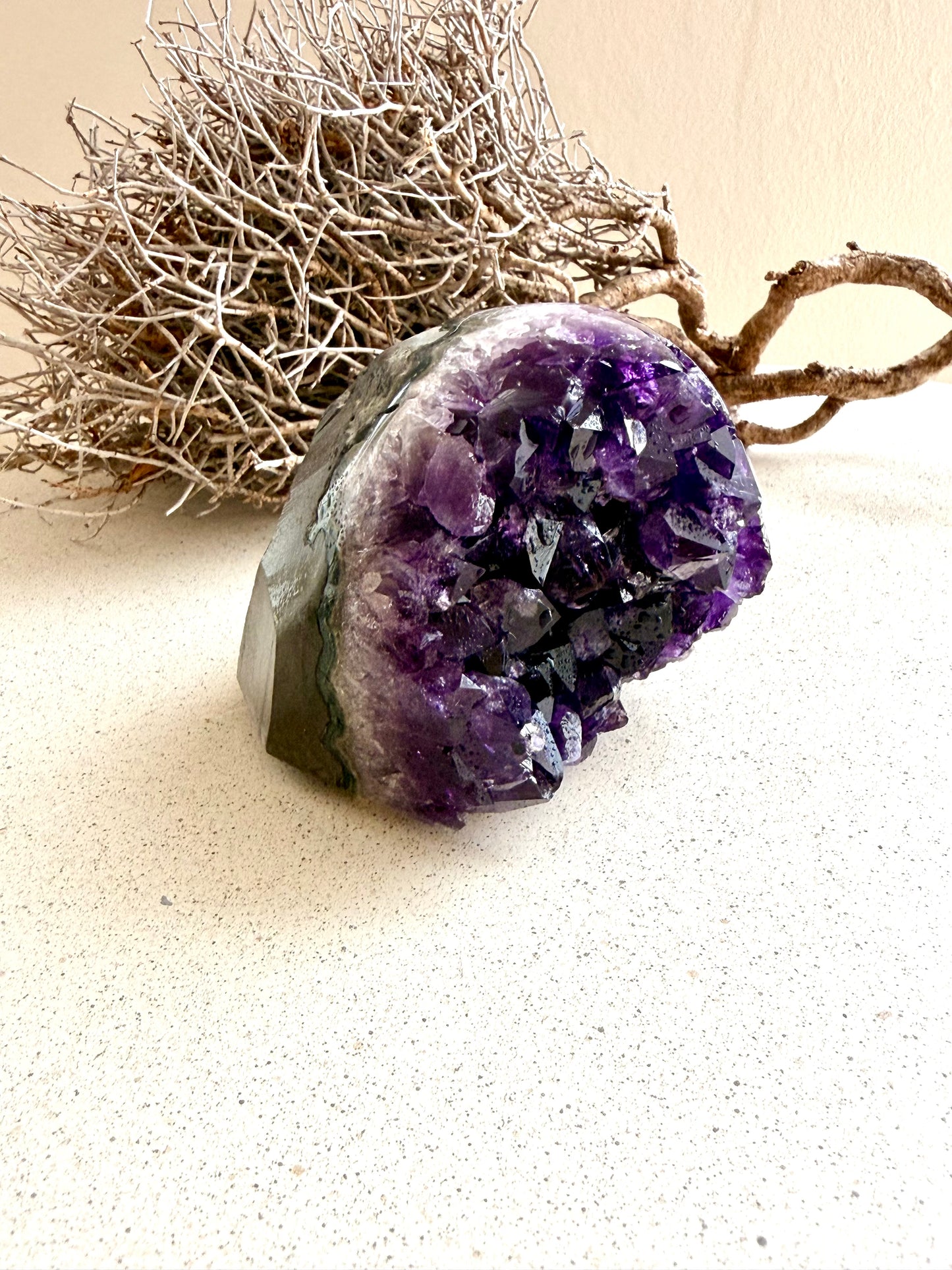 Amethystdruse halbpoliert mit dunkler Färbung, 6x6 cm, HejLuna Bruchsal