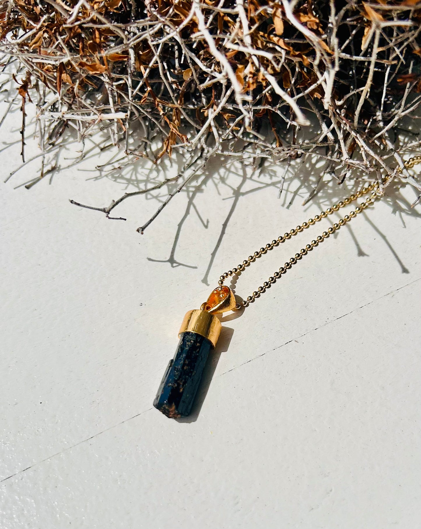 Schorl | Pendentif long en tourmaline noire | Plaqué or