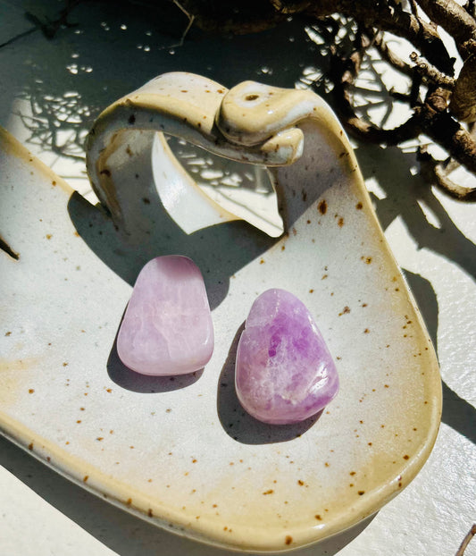 Pendentif en kunzite | Pierre roulée percée avec cordon en cuir