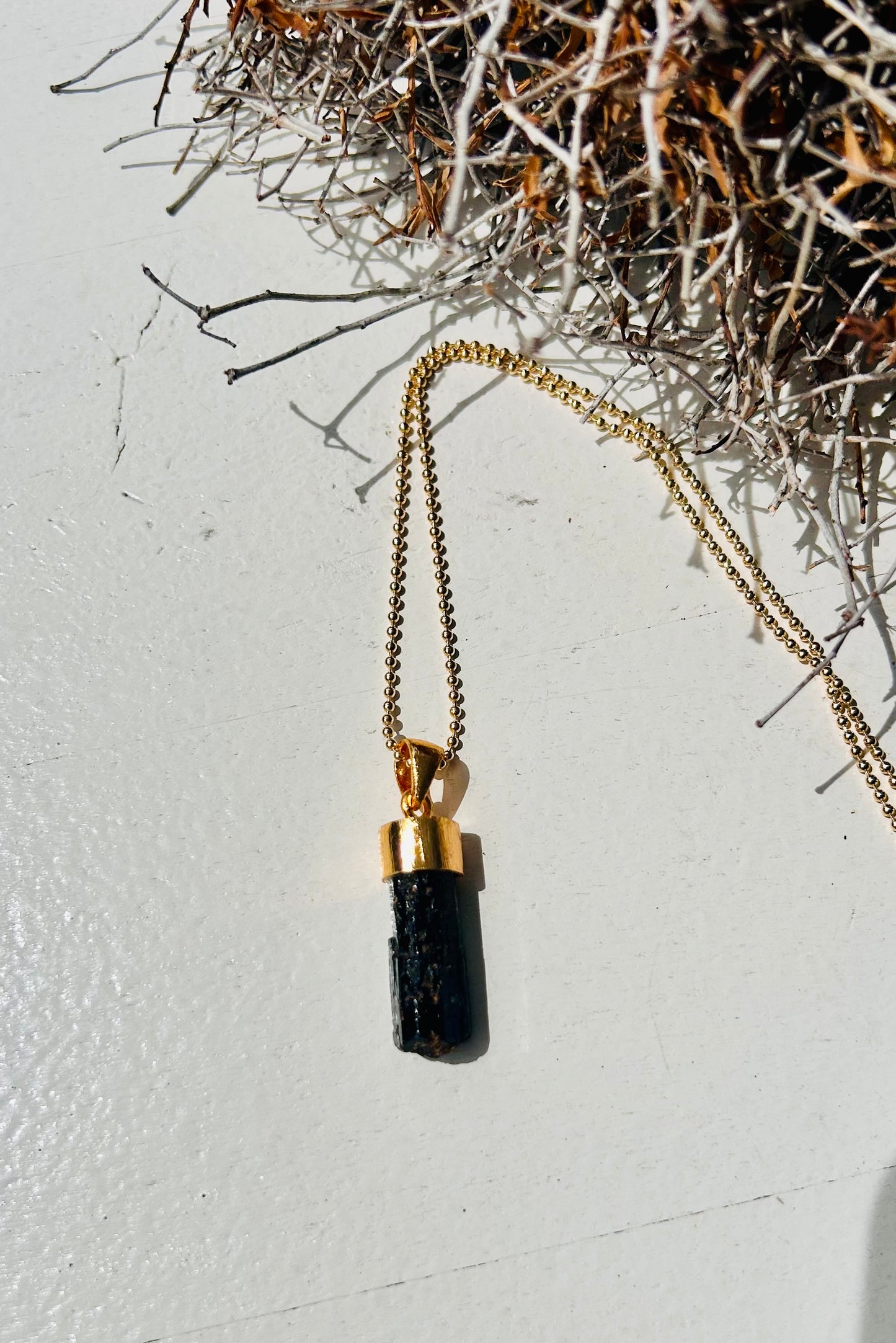 Schorl | Pendentif long en tourmaline noire | Plaqué or