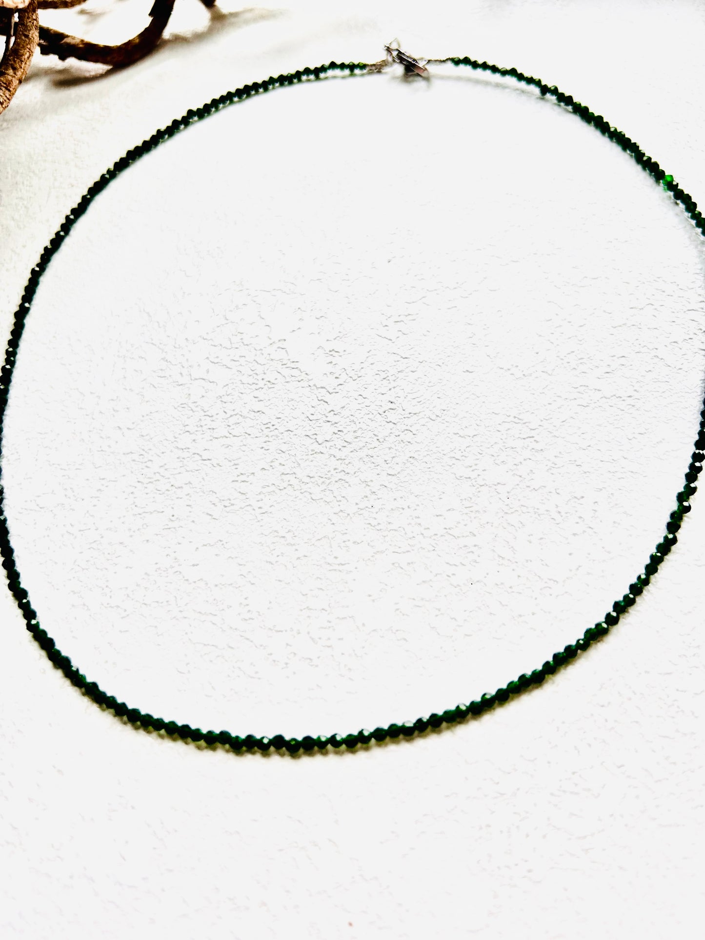 Collier en diopside chromé – perles facettées d'environ 2 mm