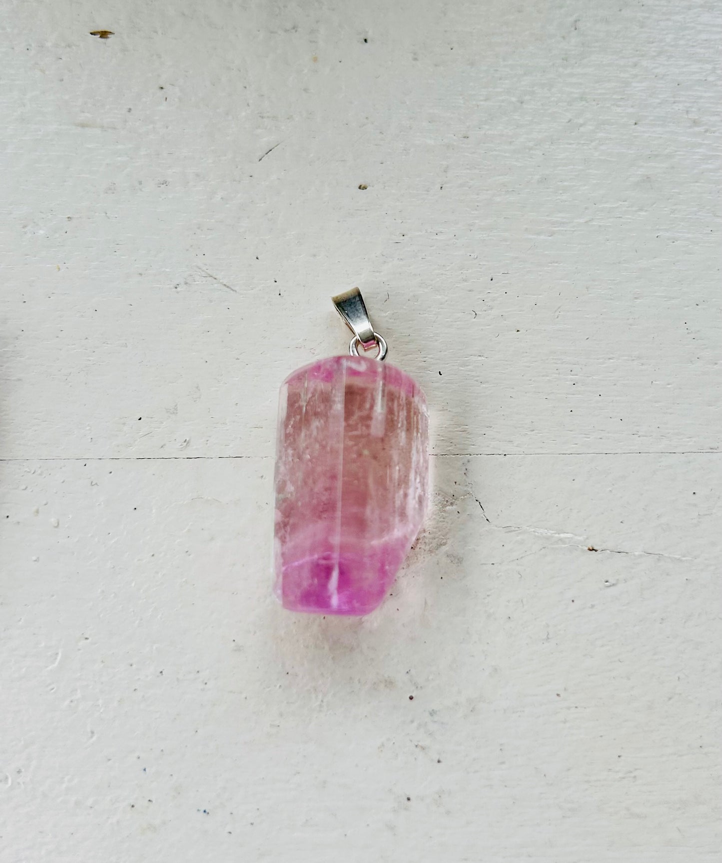 Pendentif en kunzite translucide