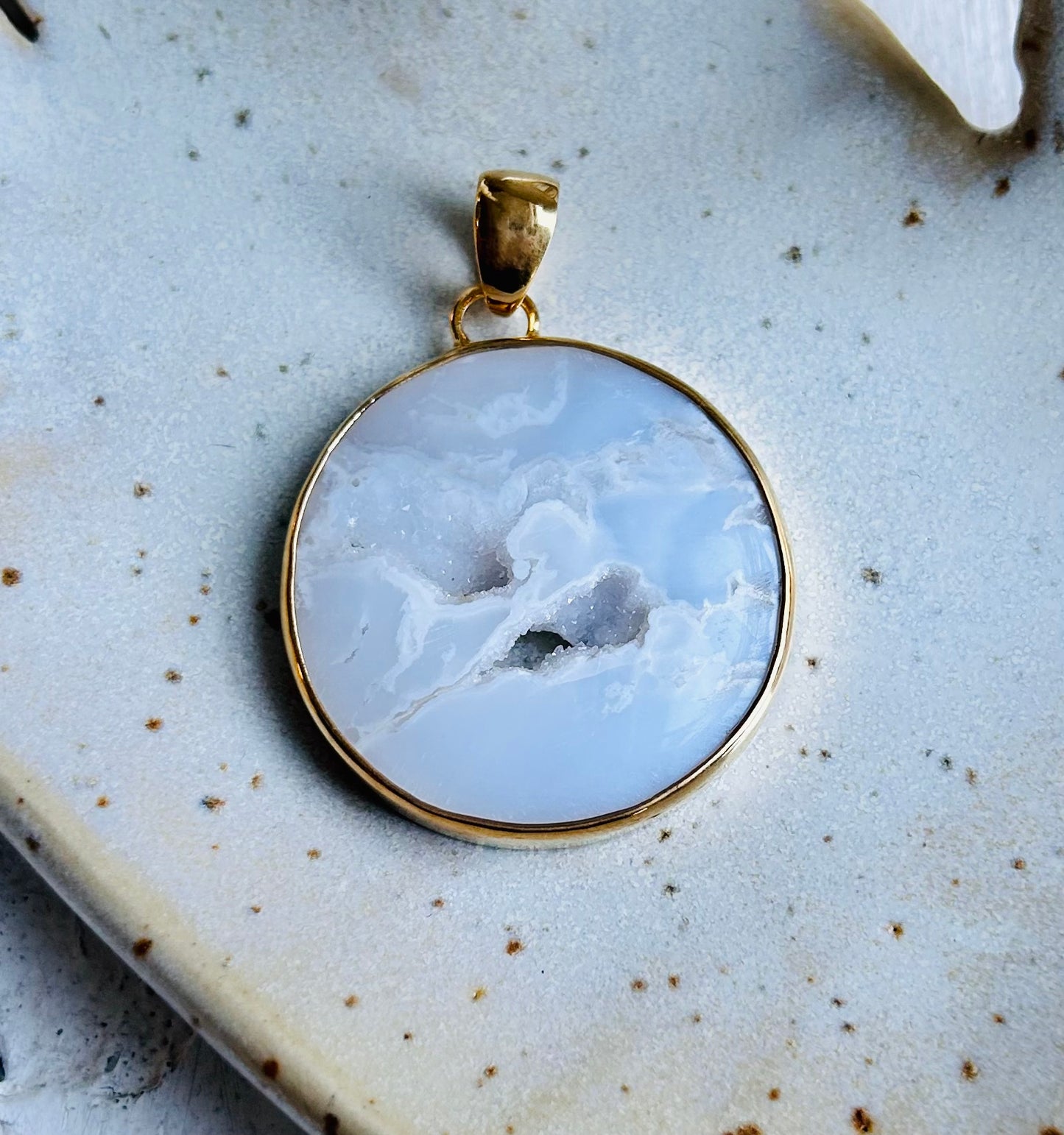 Pendentif en agate druzy blanche | or