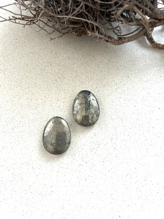 Pyrit Trommelstein gebohrt