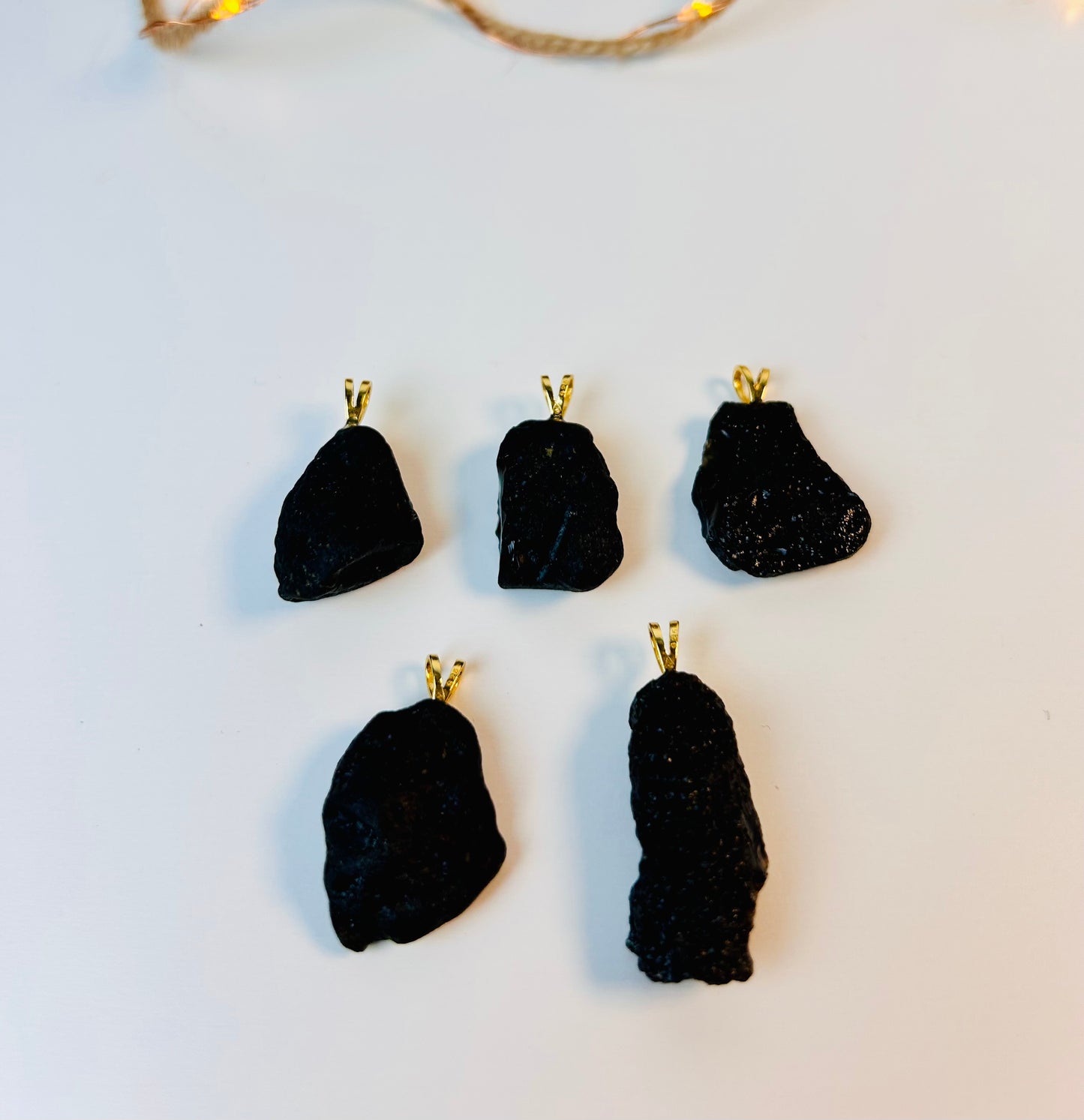 Collier pendentif en tectite avec œillet en argent et plaqué or