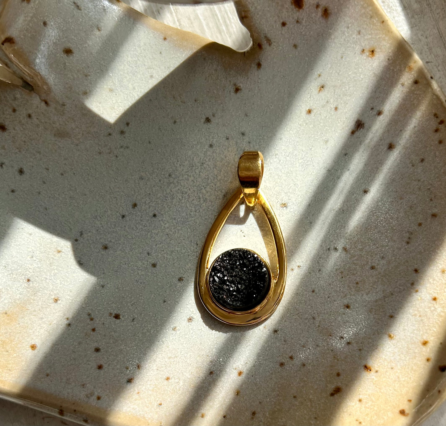 Pendentif en agate druzy noire | or