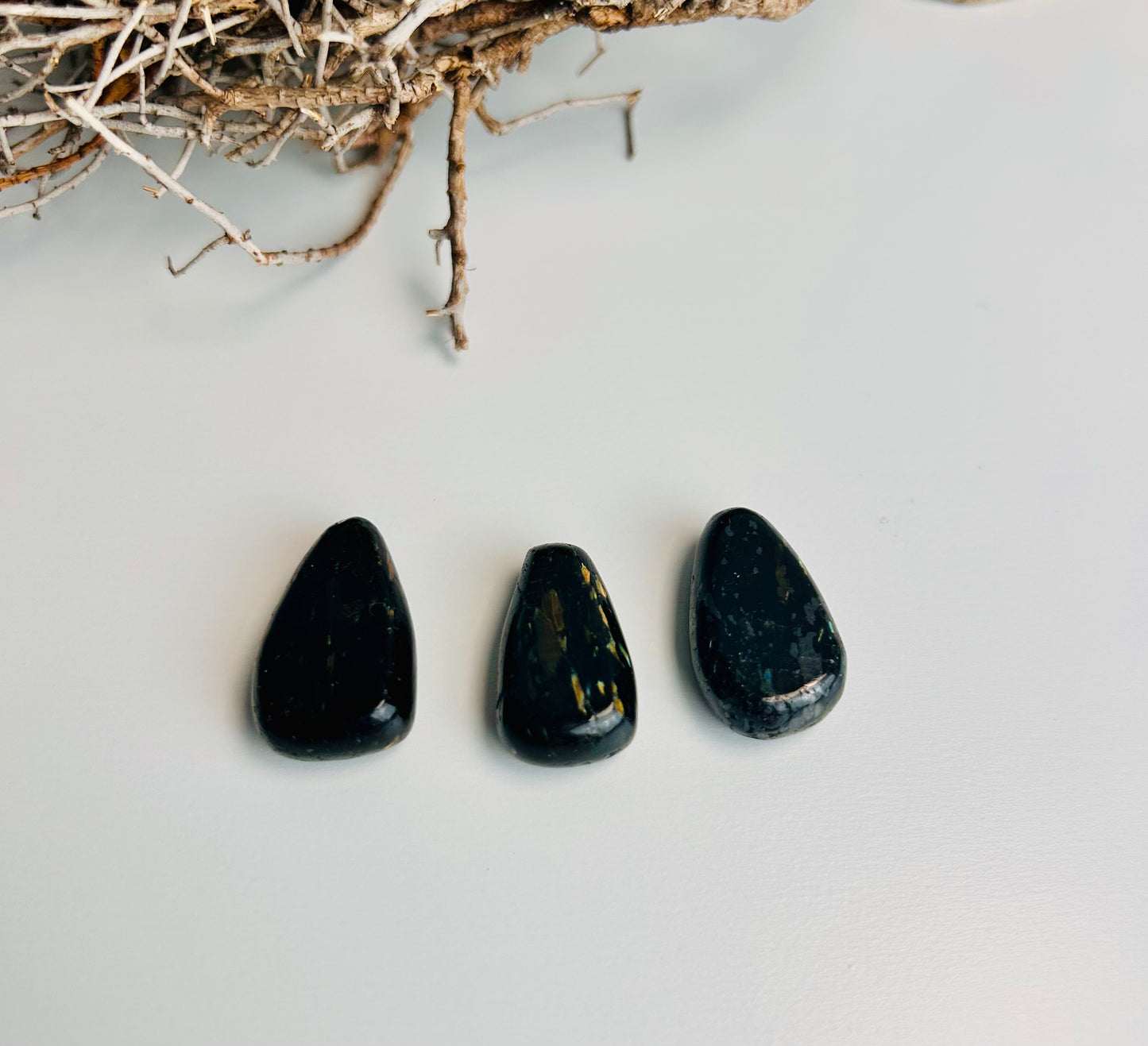 Pierre roulée en nuummite