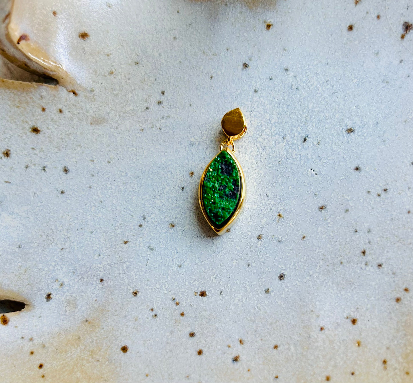 Pendentif en uvarovite