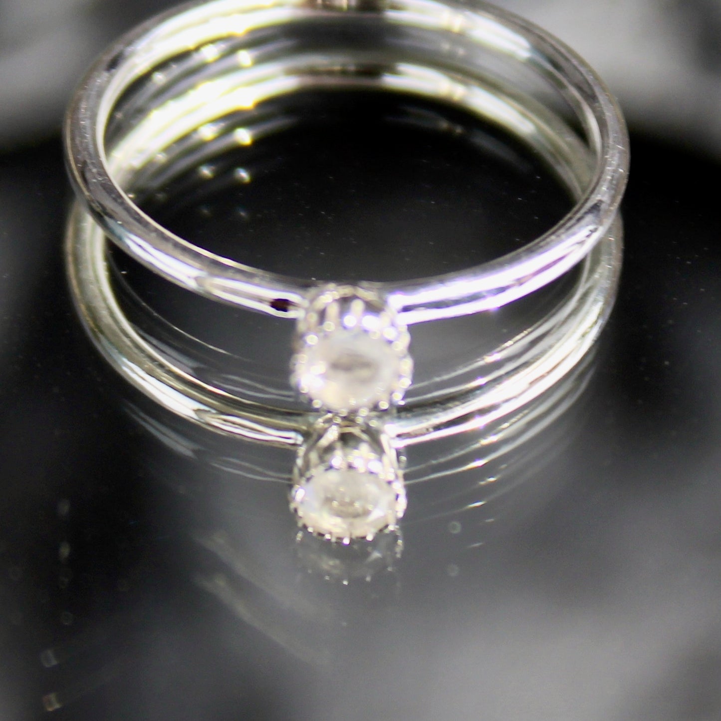 Bague en argent avec pierre de lune arc-en-ciel