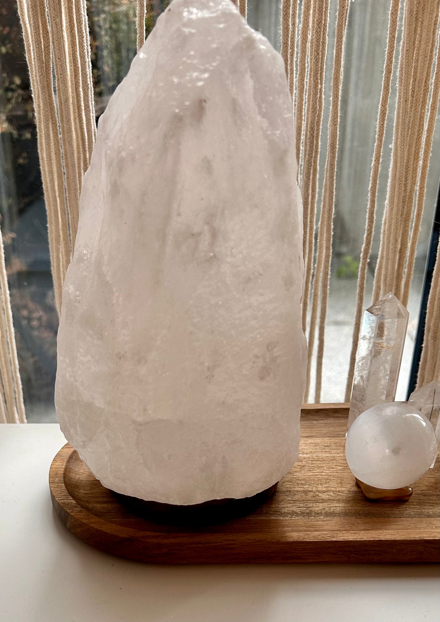 Lampe de sel blanche sur socle en bois