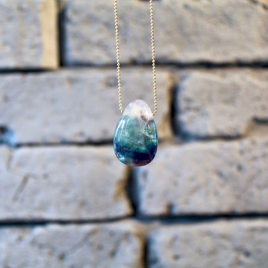 Pendentif en pierre roulée de fluorite avec cordon en cuir