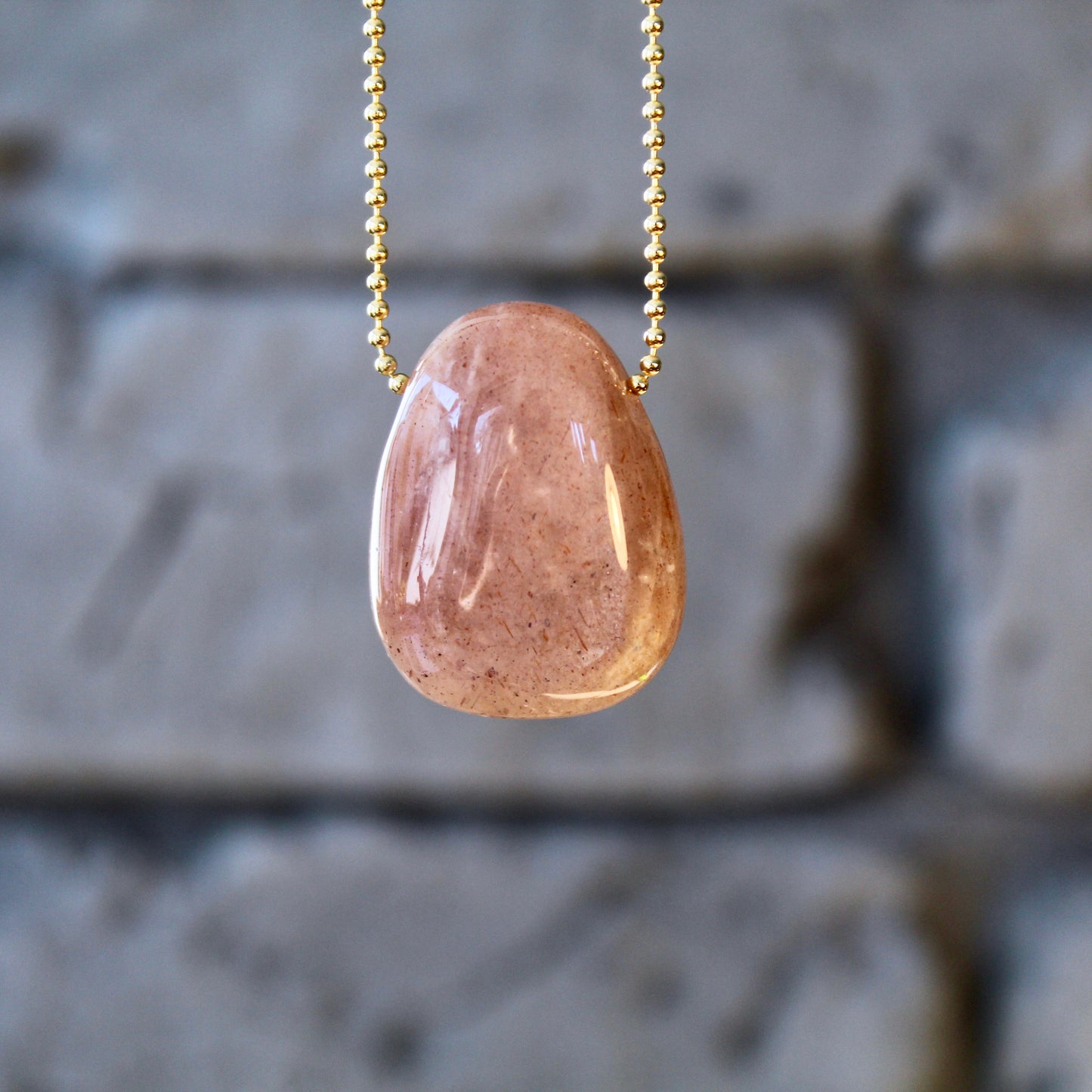 Pendentif en pierre de lune percé avec lanière en cuir