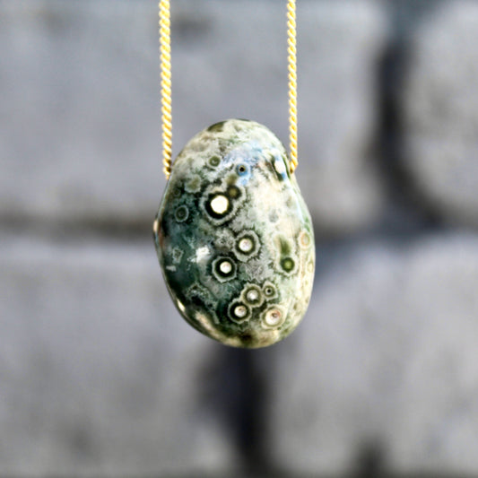 Jaspe océanique - Pendentif en pierre roulée percée avec lanière en cuir