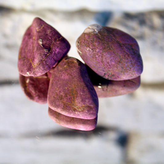 Pierre roulée en purpurite