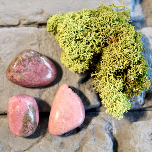 Pierre roulée en rhodonite