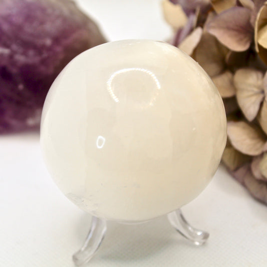 Sphère de sélénite avec support en plexiglas