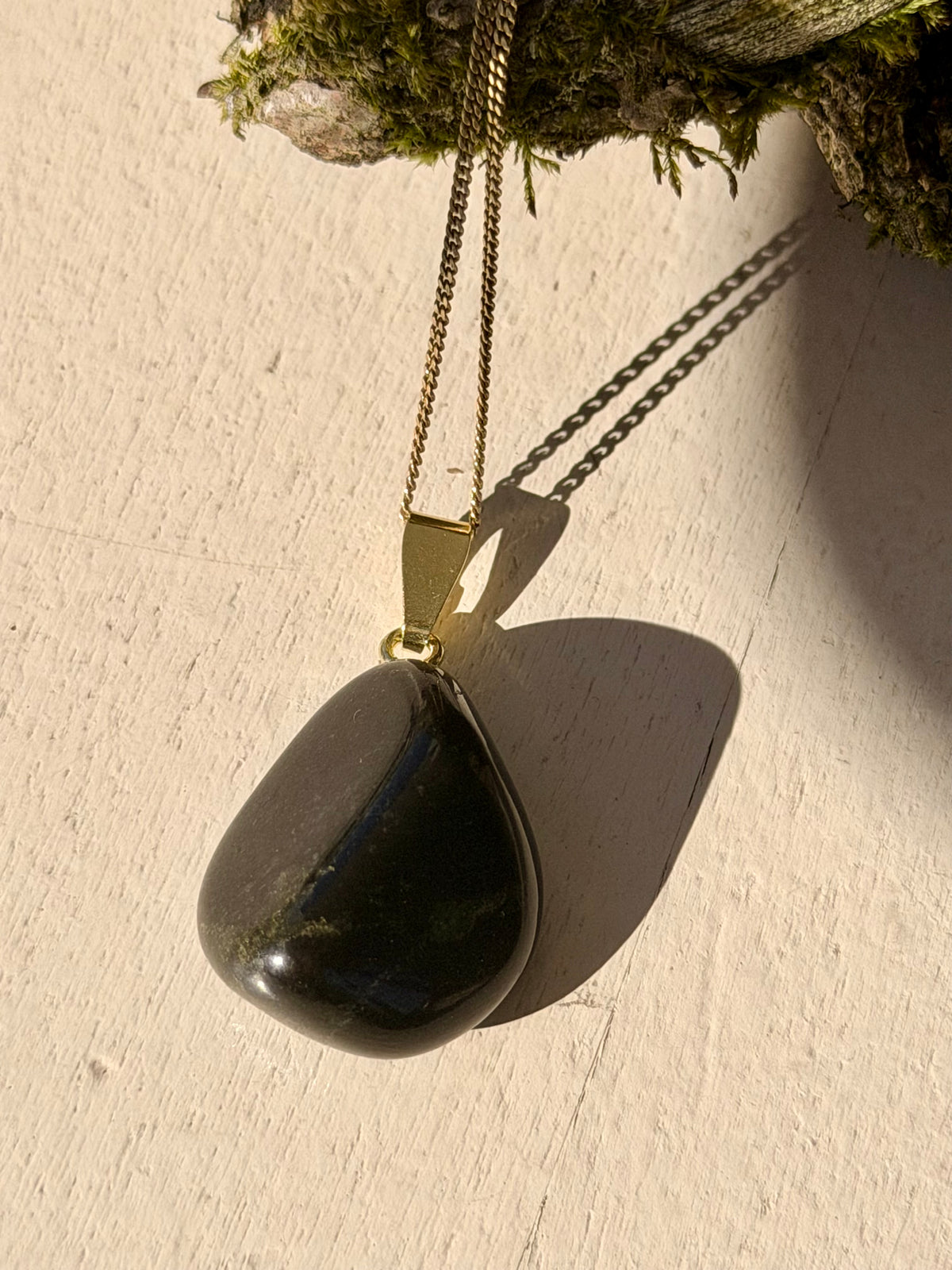 Collier pendentif en jade noir