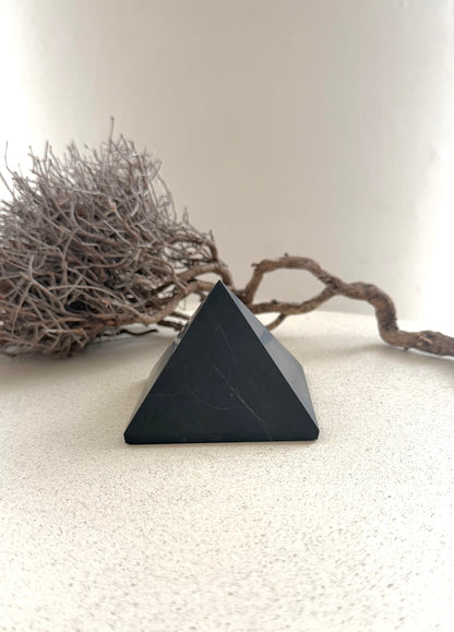 Schungit Pyramide – matt