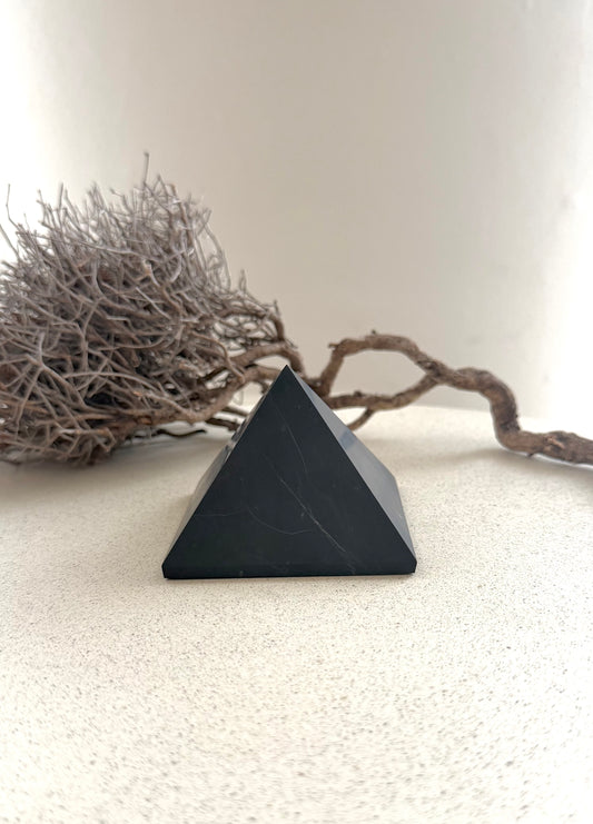 Schungit Pyramide – matt