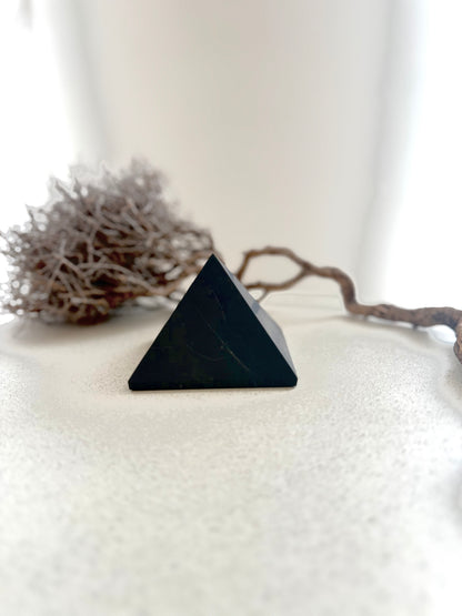 Schungit Pyramide – matt