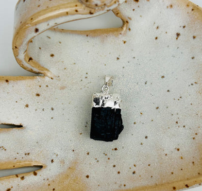 Collier avec pendentif en tourmaline noire en argent | cordon en cuir inclus