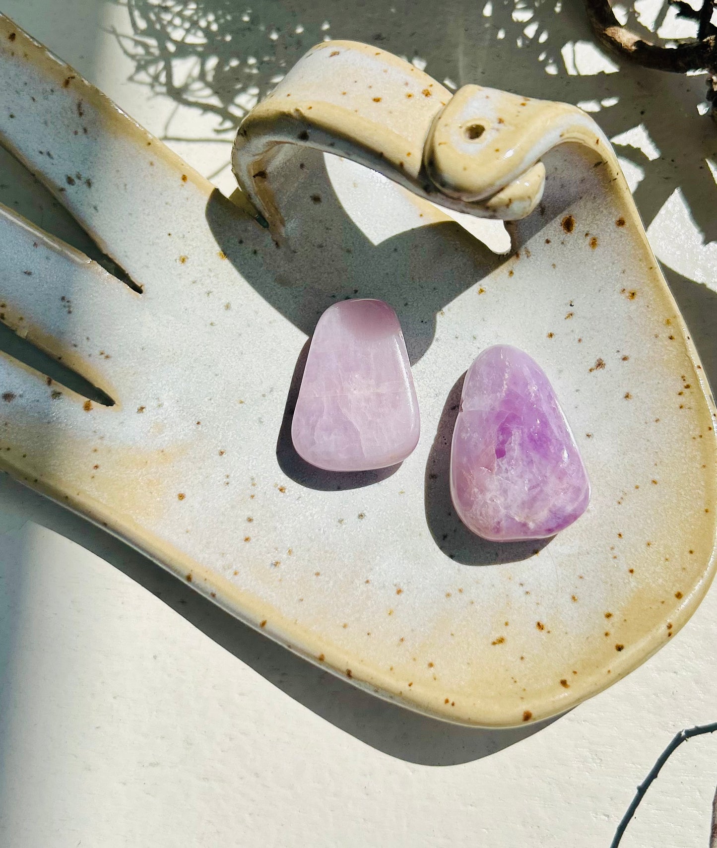 Pendentif en kunzite | Pierre roulée percée avec cordon en cuir