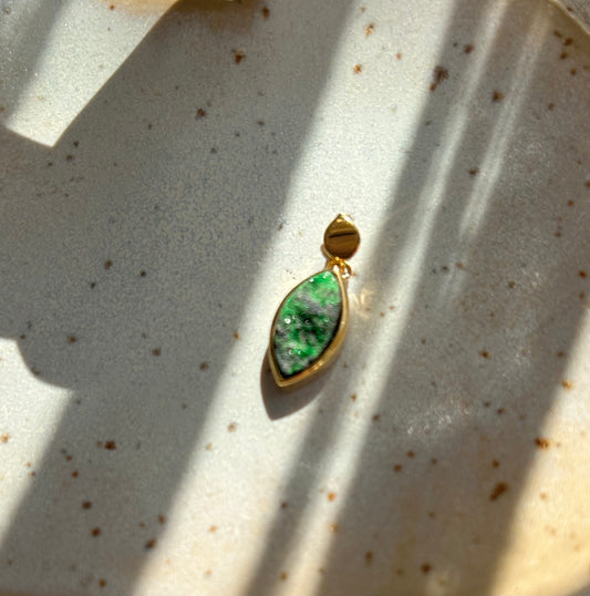 Pendentif en uvarovite 