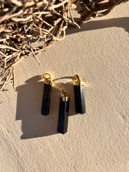 Schorl | Pendentif long en tourmaline noire | Plaqué or