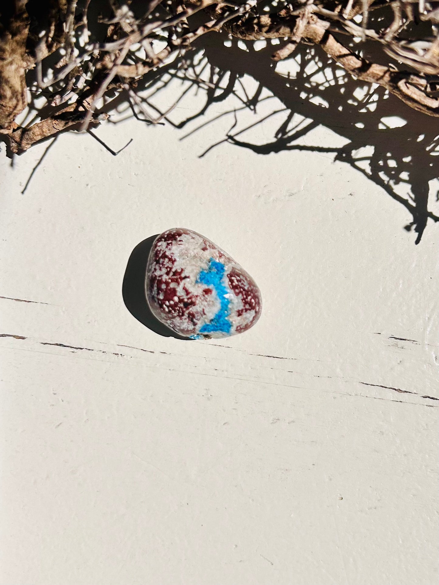 Cavansite dans une pierre roulée de scolécite