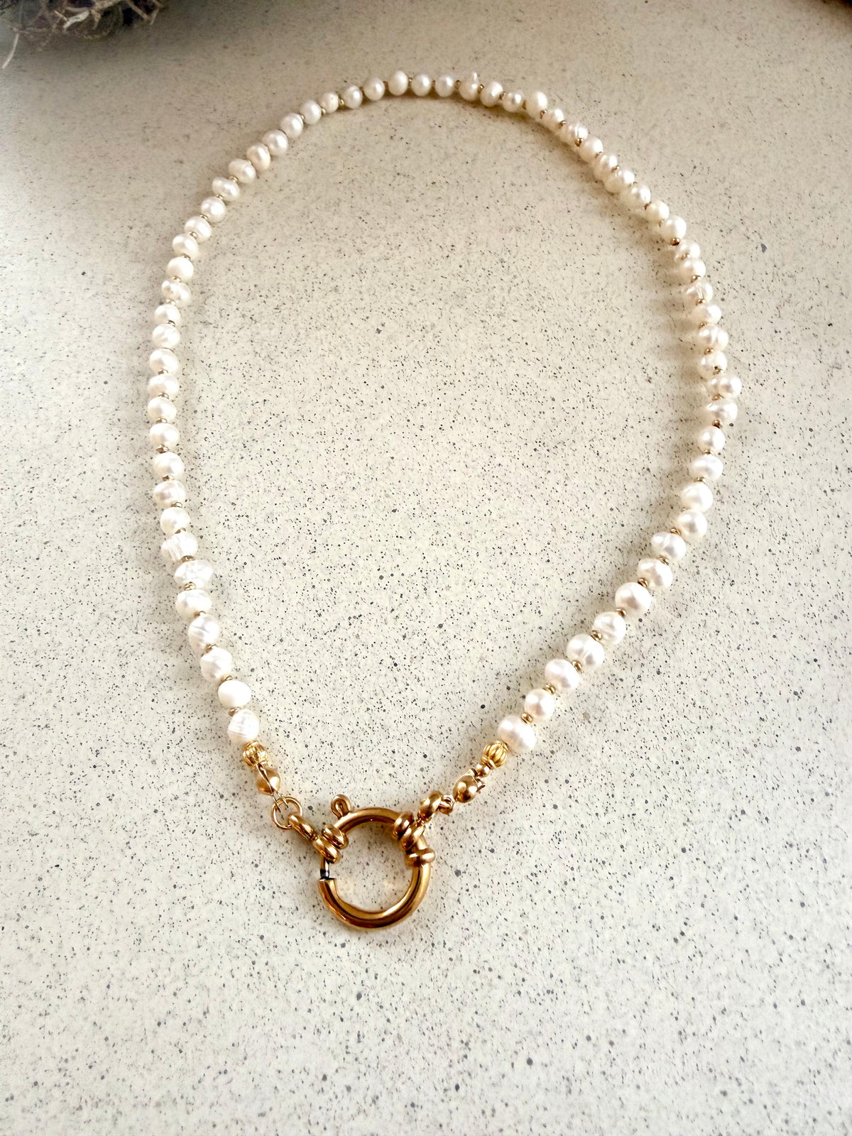 ONDINE handgemachte Süßwasserperlenkette mit Gold-Details von HejLuna